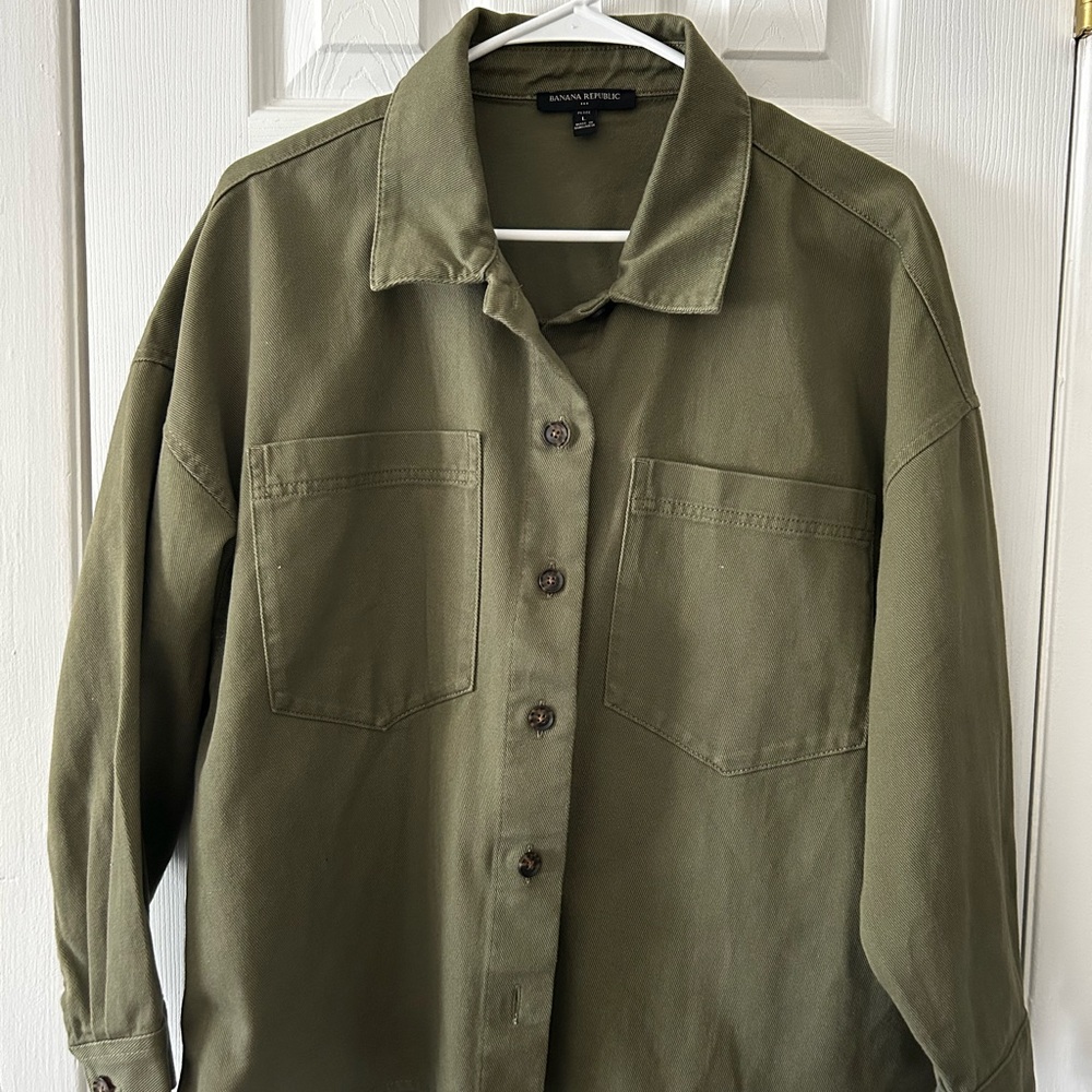 Banana Republic woman’s  Green classic bottom down shirt. Size L petite.
